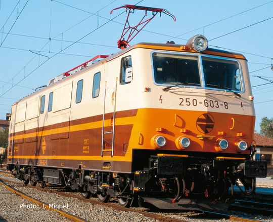 Electric locomotive E 250 "Estrella“ with Digital Sound<br /><a href='images/pictures/Roco/62413.jpg' target='_blank'>Full size image</a>